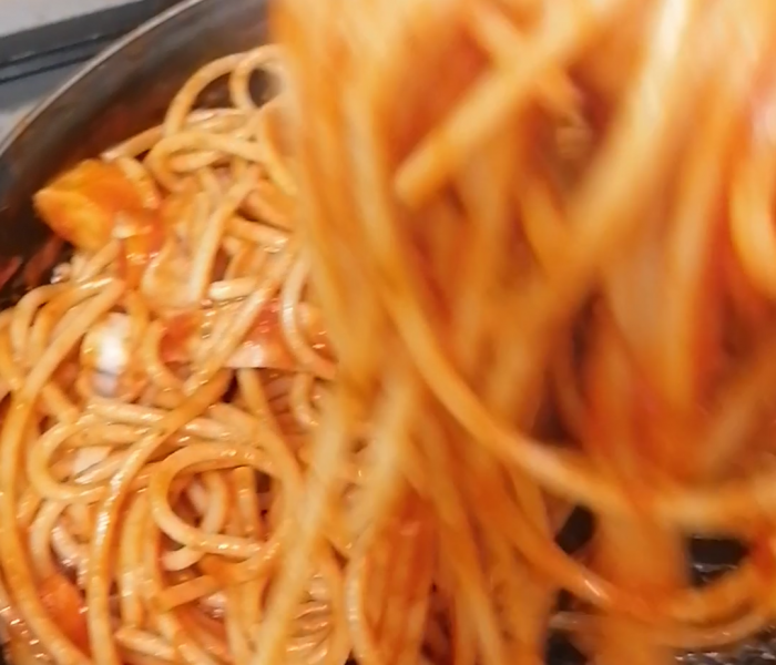 Spaghetti al pomodoro con surimi